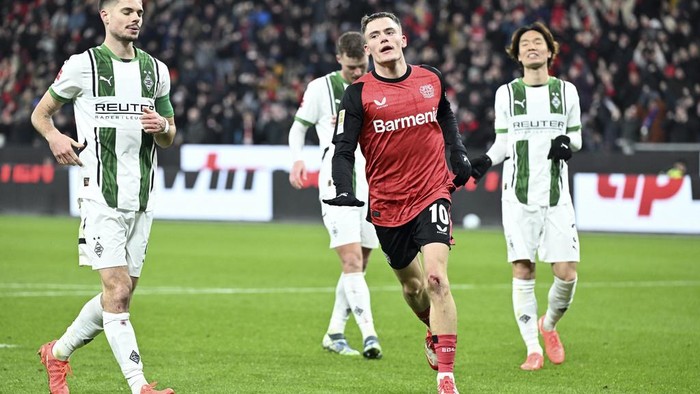 Leverkusens Florian Wirtz celebrates scoring during the German Bundesliga soccer match between Bayer Leverkusen and Borussia Moenchengladbach, at the BayArena in Leverkusen, Germany, Saturday, Jan. 18, 2025. (Maximilian von Klenze/dpa via AP)