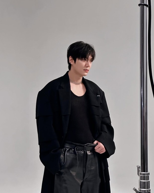 Potret Lee Min Ho dalam pemotretan poster fanmeeting 'MINHOVERSE'/ Foto: instagram.com/tonz Potret Lee Min Ho dalam pemotretan poster fanmeeting 'MINHOVERSE'