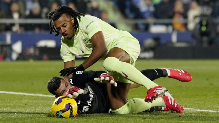 Soccer Football - LaLiga - Getafe v FC Barcelona - Estadio Coliseum, Getafe, Spain - January 18, 2025 FC Barcelonas Jules Kounde in action with Getafes David Soria before scoring their first goal REUTERS/Ana Beltran