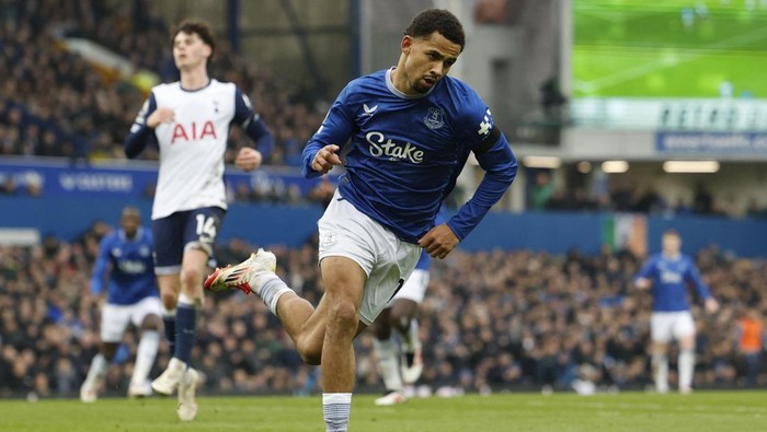 Soccer Football - Premier League - Everton v Tottenham Hotspur - Goodison Park, Liverpool, Britain - January 19, 2025 Evertons Iliman Ndiaye celebrates scoring their second goal Action Images via Reuters/Jason Cairnduff EDITORIAL USE ONLY. NO USE WITH UNAUTHORIZED AUDIO, VIDEO, DATA, FIXTURE LISTS, CLUB/LEAGUE LOGOS OR LIVE SERVICES. ONLINE IN-MATCH USE LIMITED TO 120 IMAGES, NO VIDEO EMULATION. NO USE IN BETTING, GAMES OR SINGLE CLUB/LEAGUE/PLAYER PUBLICATIONS. PLEASE CONTACT YOUR ACCOUNT REPRESENTATIVE FOR FURTHER DETAILS..
