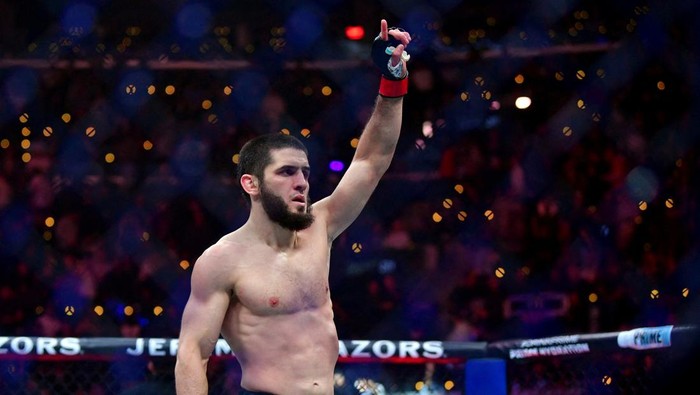 Islam Makhachev kembali mempertahankan sabuk juara kelas ringan UFC usai mengalahkan Renato Moicano. (Foto: Gary A. Vasquez/USA TODAY Sports via Reuters Con)