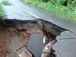 Jalan Provinsi di Labuan Bajo Ambles, Arus Lalu Lintas Lumpuh