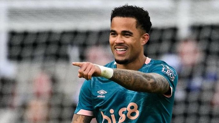 Bournemouths Dutch striker #19 Justin Kluivert celebrates after scoring his team third goal during the English Premier League football match between Newcastle United and Bournemouth at St James Park in Newcastle-upon-Tyne, north east England on January 18, 2025. (Photo by Oli SCARFF / AFP) / RESTRICTED TO EDITORIAL USE. No use with unauthorized audio, video, data, fixture lists, club/league logos or live services. Online in-match use limited to 120 images. An additional 40 images may be used in extra time. No video emulation. Social media in-match use limited to 120 images. An additional 40 images may be used in extra time. No use in betting publications, games or single club/league/player publications. /