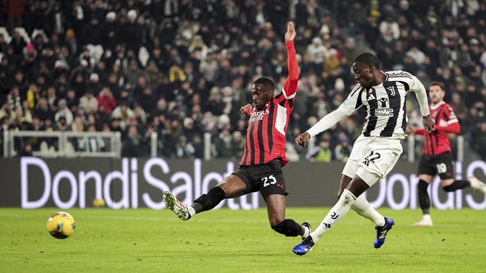 Juventus Timothy Weah, right, scores during the Italian Serie A soccer match between Juventus and AC Milan at the Allianz Stadium in Turin, Italy, Saturday, Jan. 18, 2025. (Marco Alpozzi/LaPresse via AP)