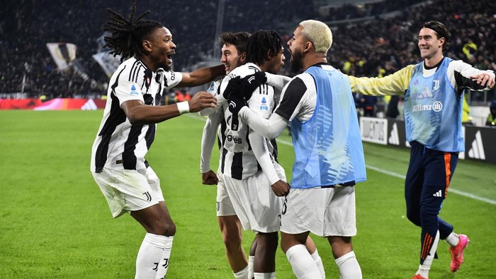 Soccer Football - Serie A - Juventus v AC Milan - Allianz Stadium, Turin, Italy - January 18, 2025 Juventus Samuel Mbangula celebrates with team mates after scoring their first goal REUTERS/Massimo Pinca