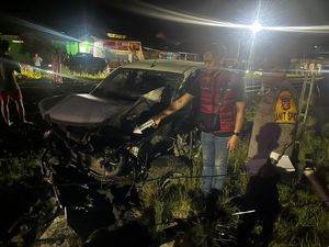 Mobil Hilux Tertabrak Kereta Api di Muara Enim, Diduga Pengemudi Lalai