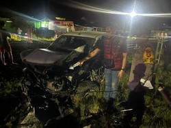 Mobil Hilux Tertabrak Kereta Api di Muara Enim, Diduga Pengemudi Lalai