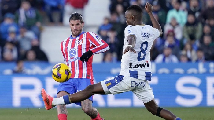 Soccer Football - LaLiga - Leganes v Atletico Madrid - Estadio Municipal de Butarque, Leganes, Spain - January 18, 2025 Atletico Madrids Rodrigo De Paul in action with Leganes Seydouba Cisse REUTERS/Ana Beltran