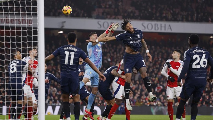 Soccer Football - Premier League - Arsenal v Aston Villa - Emirates Stadium, London, Britain - January 18, 2025 Aston Villas Tyrone Mings and Aston Villas Emiliano Martinez in action Action Images via Reuters/Andrew Couldridge EDITORIAL USE ONLY. NO USE WITH UNAUTHORIZED AUDIO, VIDEO, DATA, FIXTURE LISTS, CLUB/LEAGUE LOGOS OR LIVE SERVICES. ONLINE IN-MATCH USE LIMITED TO 120 IMAGES, NO VIDEO EMULATION. NO USE IN BETTING, GAMES OR SINGLE CLUB/LEAGUE/PLAYER PUBLICATIONS. PLEASE CONTACT YOUR ACCOUNT REPRESENTATIVE FOR FURTHER DETAILS..