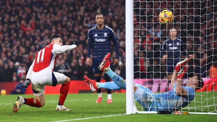 Soccer Football - Premier League - Arsenal v Aston Villa - Emirates Stadium, London, Britain - January 18, 2025 Arsenals Gabriel Martinelli scores their first goal REUTERS/Hannah Mckay EDITORIAL USE ONLY. NO USE WITH UNAUTHORIZED AUDIO, VIDEO, DATA, FIXTURE LISTS, CLUB/LEAGUE LOGOS OR LIVE SERVICES. ONLINE IN-MATCH USE LIMITED TO 120 IMAGES, NO VIDEO EMULATION. NO USE IN BETTING, GAMES OR SINGLE CLUB/LEAGUE/PLAYER PUBLICATIONS. PLEASE CONTACT YOUR ACCOUNT REPRESENTATIVE FOR FURTHER DETAILS..
