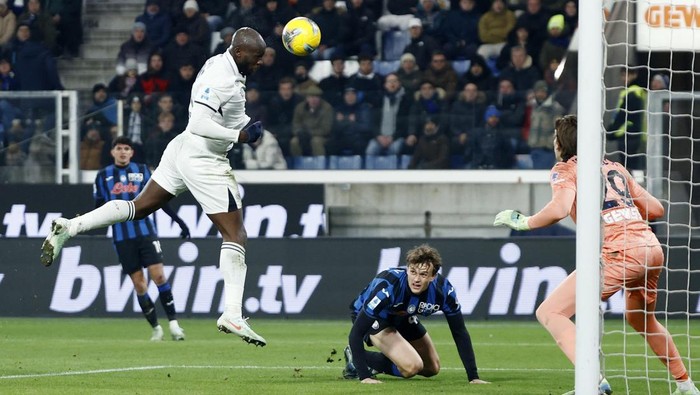 Soccer Football - Serie A - Atalanta v Napoli - Gewiss Stadium, Bergamo, Italy - January 18, 2025 Napolis Romelu Lukaku scores their third goal REUTERS/Ciro De Luca