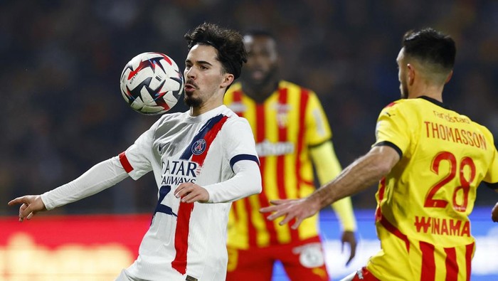 Soccer Football - Ligue 1 - RC Lens v Paris St Germain - Stade Bollaert-Delelis, Lens, France - January 18, 2025 Paris St Germains Vitinha in action with RC Lens Adrien Thomasson REUTERS/Gonzalo Fuentes