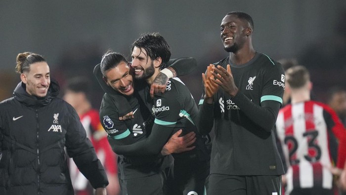 Liverpools Darwin Nunez, second right, celebrates with Dominik Szoboszlai and Ibrahima Konate, right, after the English Premier League soccer match between Brentford and Liverpool at the GTech Community Stadium in London, Saturday, Jan. 18, 2025. (AP Photo/Kirsty Wigglesworth)