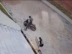 Besi Penutup Drainase Masjid 99 Kubah Makassar Dicuri, 2 Pelaku Terekam CCTV