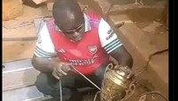 Meme fans Arsenal bikin trofi sendiri. Foto: dok. Internet/X (Twitter)