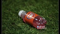 Arsenal dan botol ledekan terhadap istilah bottle jobs alias suka membuang kesempatan. Foto: dok. Internet/X (Twitter)