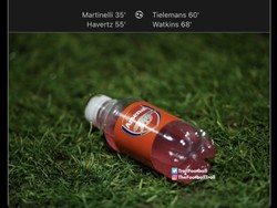 Arsenal dan botol ledekan terhadap istilah bottle jobs alias suka membuang kesempatan. Foto: dok. Internet/X (Twitter)