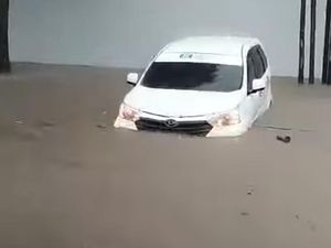 Heboh Mobil Berenang Terseret Arus Banjir di Jember Heboh Mobil Berenang Terseret Arus Banjir di Jember