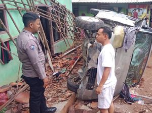 Grand Max Terjun Bebas dari Tebingan Lalu Mendarat di Rumah Warga, 1 Tewas Grand Max Terjun Bebas dari Tebingan Lalu Mendarat di Rumah Warga, 1 Tewas