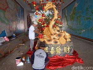 Patung Shio Ular Sambut Imlek di Klenteng Kwan Sing Bio Tuban