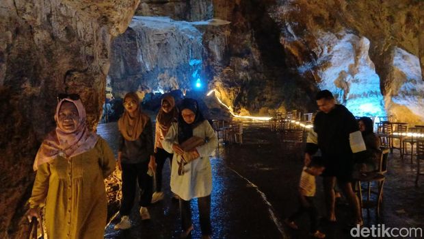 Pengunjung menikmati situasi di dalam Goa Terawang, Blora, Minggu (19/1/2025).