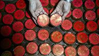 Bahan Baku Naik, Permintaan Kue Keranjang Turun