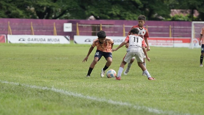 Piala Soeratin U-13 2024 Sulawesi Barat telah tuntas. Perhelatan ini turut dipantau oleh mantan pemain PSM Makassar, Ardan Aras.