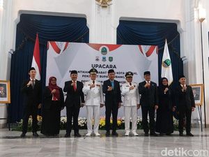 Pesan Khusus Bey Saat Lantik Pj Wali Kota Cimahi, Subang, dan Garut Pesan Khusus Bey Saat Lantik Pj Wali Kota Cimahi, Subang, dan Garut