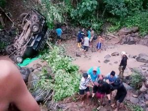 Pikap Angkut 23 Penumpang Terjun Bebas ke Sungai di Bima
