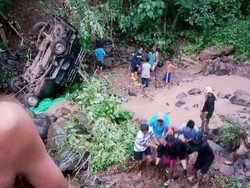 Pikap Angkut 23 Penumpang Terjun Bebas ke Sungai di Bima