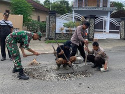 Sinergi Polri/TNI dan Warga Trenggalek Tambal Jalan Berlubang