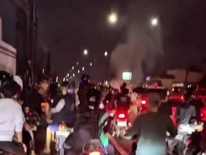 Suporter PSMS Terlibat Kericuhan di Jalan Usai Nonton Laga, Motor Dibakar