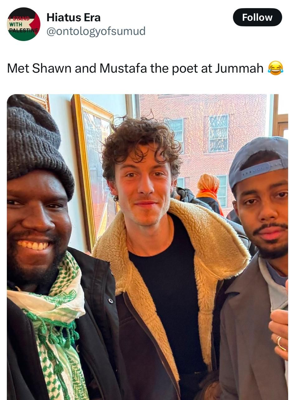 Potret Shawn Mendes diduga ikut salat jumat hingga mendengarkan khutbah.