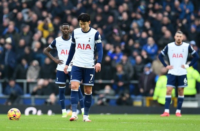 Son Heung-min Soccer Football - Premier League - Everton v Tottenham Hotspur - Goodison Park, Liverpool, Britain - January 19, 2025 Tottenham Hotspur's Son Heung-min looks dejected after Everton's Iliman Ndiaye scores their second goal REUTERS/Peter Powell EDITORIAL USE ONLY. NO USE WITH UNAUTHORIZED AUDIO, VIDEO, DATA, FIXTURE LISTS, CLUB/LEAGUE LOGOS OR 'LIVE' SERVICES. ONLINE IN-MATCH USE LIMITED TO 120 IMAGES, NO VIDEO EMULATION. NO USE IN BETTING, GAMES OR SINGLE CLUB/LEAGUE/PLAYER PUBLICATIONS. PLEASE CONTACT YOUR ACCOUNT REPRESENTATIVE FOR FURTHER DETAILS..