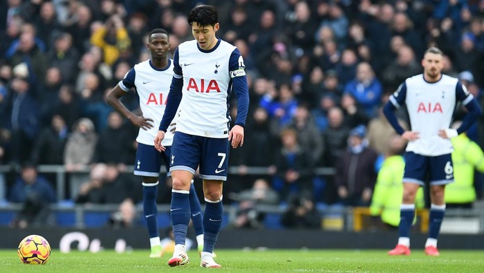 Soccer Football - Premier League - Everton v Tottenham Hotspur - Goodison Park, Liverpool, Britain - January 19, 2025 Tottenham Hotspurs Son Heung-min looks dejected after Evertons Iliman Ndiaye scores their second goal REUTERS/Peter Powell EDITORIAL USE ONLY. NO USE WITH UNAUTHORIZED AUDIO, VIDEO, DATA, FIXTURE LISTS, CLUB/LEAGUE LOGOS OR LIVE SERVICES. ONLINE IN-MATCH USE LIMITED TO 120 IMAGES, NO VIDEO EMULATION. NO USE IN BETTING, GAMES OR SINGLE CLUB/LEAGUE/PLAYER PUBLICATIONS. PLEASE CONTACT YOUR ACCOUNT REPRESENTATIVE FOR FURTHER DETAILS..
