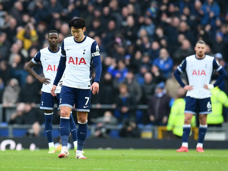 Soccer Football - Premier League - Everton v Tottenham Hotspur - Goodison Park, Liverpool, Britain - January 19, 2025 Tottenham Hotspur's Son Heung-min looks dejected after Everton's Iliman Ndiaye scores their second goal REUTERS/Peter Powell EDITORIAL USE ONLY. NO USE WITH UNAUTHORIZED AUDIO, VIDEO, DATA, FIXTURE LISTS, CLUB/LEAGUE LOGOS OR 'LIVE' SERVICES. ONLINE IN-MATCH USE LIMITED TO 120 IMAGES, NO VIDEO EMULATION. NO USE IN BETTING, GAMES OR SINGLE CLUB/LEAGUE/PLAYER PUBLICATIONS. PLEASE CONTACT YOUR ACCOUNT REPRESENTATIVE FOR FURTHER DETAILS..