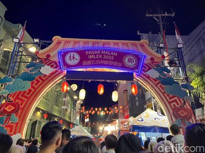 Melihat Kemeriahan Pasar Malam Imlek 2025 di Kota Padang