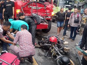 Truk Tabrak 2 Motor-1 Truk Boks Saat Melaju di Jalan Nasional Lamongan Truk Tabrak 2 Motor-1 Truk Boks Saat Melaju di Jalan Nasional Lamongan