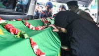 Isak Tangis Iringi Serah Terima Jenazah Anggota Brimob Korban KKB