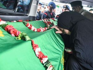 Isak Tangis Iringi Serah Terima Jenazah Anggota Brimob Korban KKB Isak Tangis Iringi Serah Terima Jenazah Anggota Brimob Korban KKB