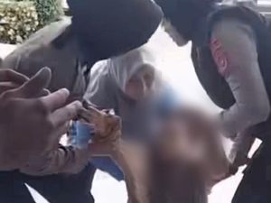 Baru Juga 5 Langkah Keluar Penjara, Wanita Ini Langsung Ditangkap Lagi Baru Juga 5 Langkah Keluar Penjara, Wanita Ini Langsung Ditangkap Lagi