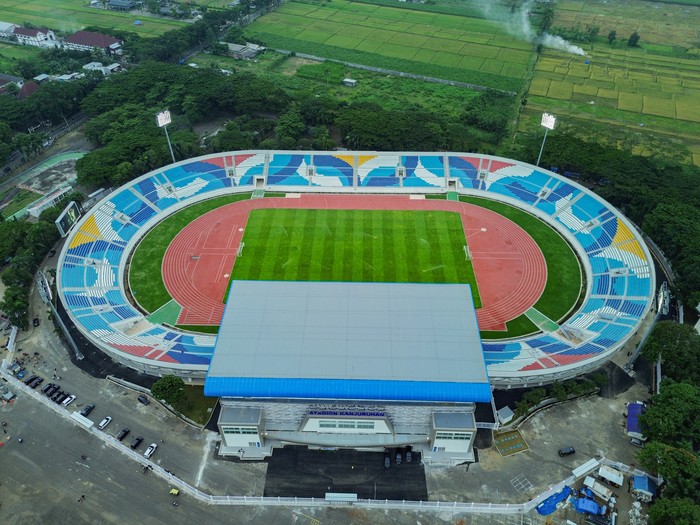 Wajah baru Stadion Kanjuruhan Petugas membersihkan halaman Museum Gate 13 Stadion Kanjuruhan di Kepanjen, Kabupaten Malang, Jawa Timur, Sabtu (18/1/2025). Renovasi Stadion Kanjuruhan dengan luas 3,4 hektare dan berkapasitas 21.603 bangku yang menelan biaya Rp357,84 miliar tersebut telah selesai dan dalam proses penyerahan kepada Pemerintah Kabupaten Malang. ANTARA FOTO/Irfan Sumanjaya/rwa.