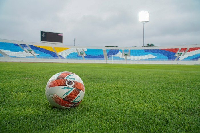 Wajah baru Stadion Kanjuruhan Petugas membersihkan halaman Museum Gate 13 Stadion Kanjuruhan di Kepanjen, Kabupaten Malang, Jawa Timur, Sabtu (18/1/2025). Renovasi Stadion Kanjuruhan dengan luas 3,4 hektare dan berkapasitas 21.603 bangku yang menelan biaya Rp357,84 miliar tersebut telah selesai dan dalam proses penyerahan kepada Pemerintah Kabupaten Malang. ANTARA FOTO/Irfan Sumanjaya/rwa.