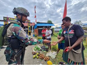 Satgas Habema Borong Hasil Pertanian Warga Kampung Yalai Papua Tengah