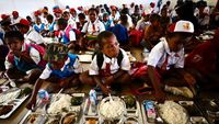 Anak Sekolah di Papua Tengah Terima Makan Bergizi Gratis Perdana