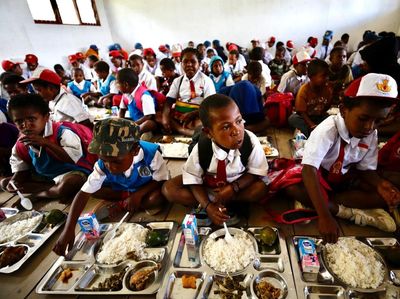 Anak Sekolah di Papua Tengah Terima Makan Bergizi Gratis Perdana