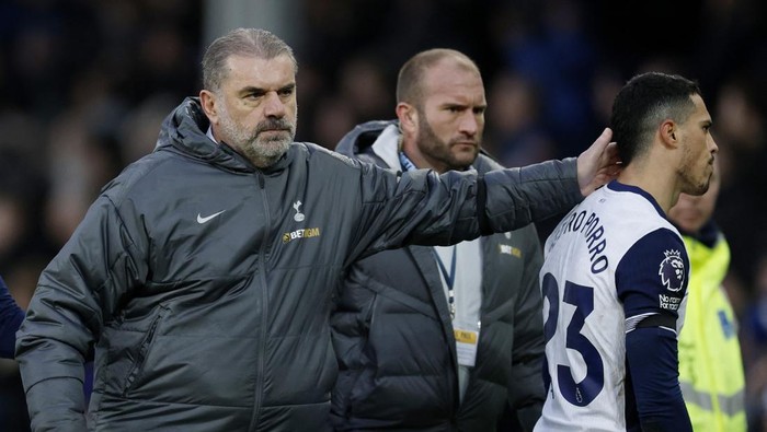 Soccer Football - Premier League - Everton v Tottenham Hotspur - Goodison Park, Liverpool, Britain - January 19, 2025 Tottenham Hotspur manager Ange Postecoglou looks dejected after the match Action Images via Reuters/Jason Cairnduff EDITORIAL USE ONLY. NO USE WITH UNAUTHORIZED AUDIO, VIDEO, DATA, FIXTURE LISTS, CLUB/LEAGUE LOGOS OR LIVE SERVICES. ONLINE IN-MATCH USE LIMITED TO 120 IMAGES, NO VIDEO EMULATION. NO USE IN BETTING, GAMES OR SINGLE CLUB/LEAGUE/PLAYER PUBLICATIONS. PLEASE CONTACT YOUR ACCOUNT REPRESENTATIVE FOR FURTHER DETAILS..