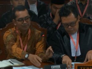 Hakim MK Cecar KPU-Bawaslu Sulsel soal Dalil Pemalsuan Tanda Tangan Pemilih Hakim MK Cecar KPU-Bawaslu Sulsel soal Dalil Pemalsuan Tanda Tangan Pemilih