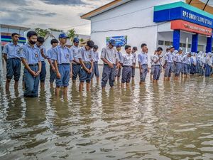 Kepsek di Lutra Keluhkan Sekolah 9 Bulan Banjir, Aktivitas Belajar Terganggu
