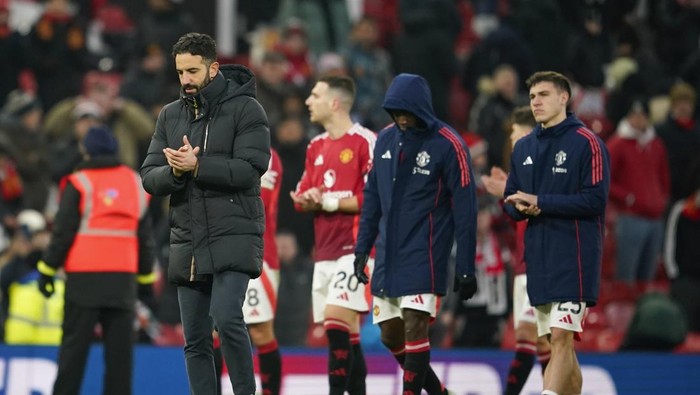 Britain Soccer Premier League Manchester Uniteds head coach Ruben Amorim, left, walks on the pitch at the end of the English Premier League soccer match between Manchester United and Brighton and Hove Albion, at the Old Trafford stadium in Manchester, England, Sunday, Jan. 19, 2025. (AP Photo/Dave Thompson)